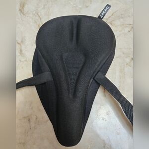 Macro padded bicycle seat, like new